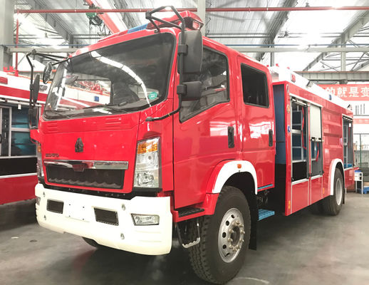 Caminhão de bombeiros tanque de água de cor vermelha HOWO 4000L capacidade para pulverização rodoviária multiuso