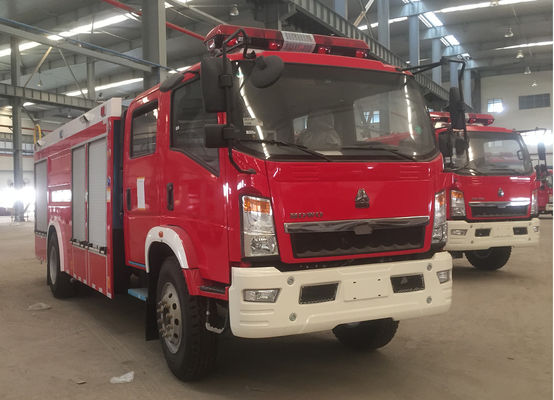 Caminhão pequeno de 6 rodas para bombeiros florestais HOWO com capacidade para espuma de água de 4.000 litros